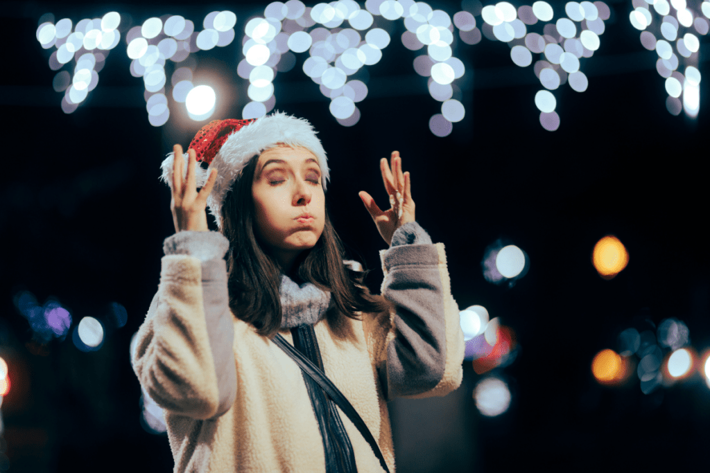 Chica estresada en Navidad se toma un pausa para hacer Mindfulness. Cómo Manejar el Estrés y la Depresión navideña con Mindfulness.
